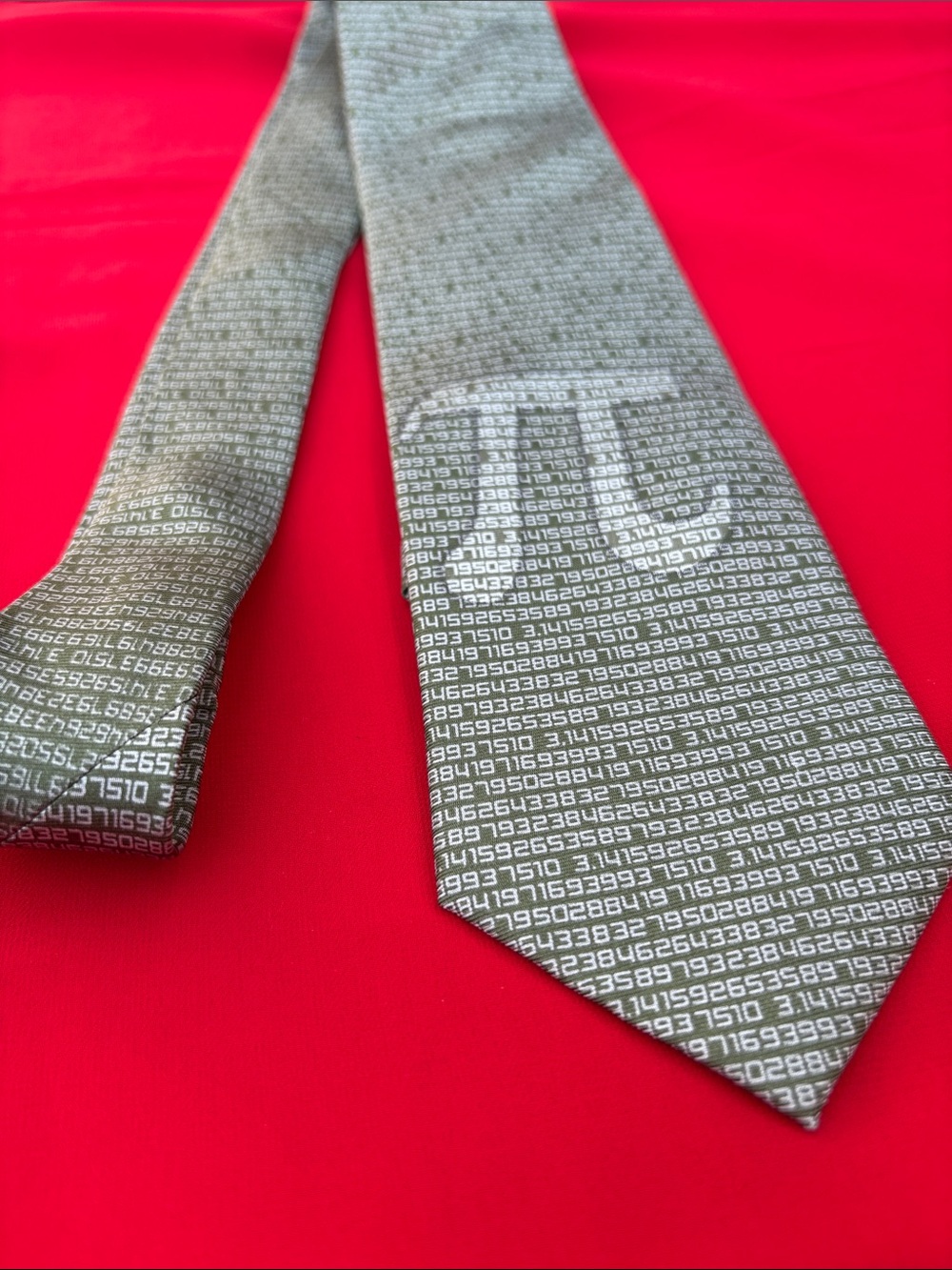 Wild Ties Pi silk tie!!